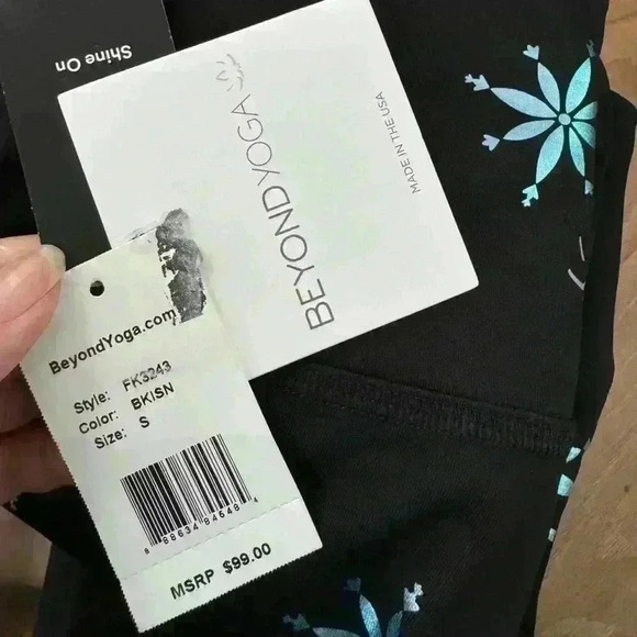 NWT Beyond Yoga High Waisted
Midi Snowflake shiny limited edition Legging
Sz S - Picture 6 of 9
